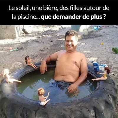 Le soleil une biere des filles autour de la piscine...